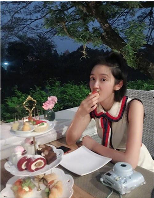 吃瓜少女魏淑芬户外娱乐,吃瓜少女的欢乐时光